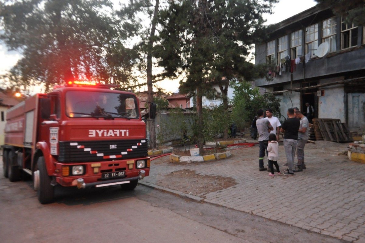 ahsap-evde-tandirdan-sicrayan-kivilcimlar-yangin-cikartti