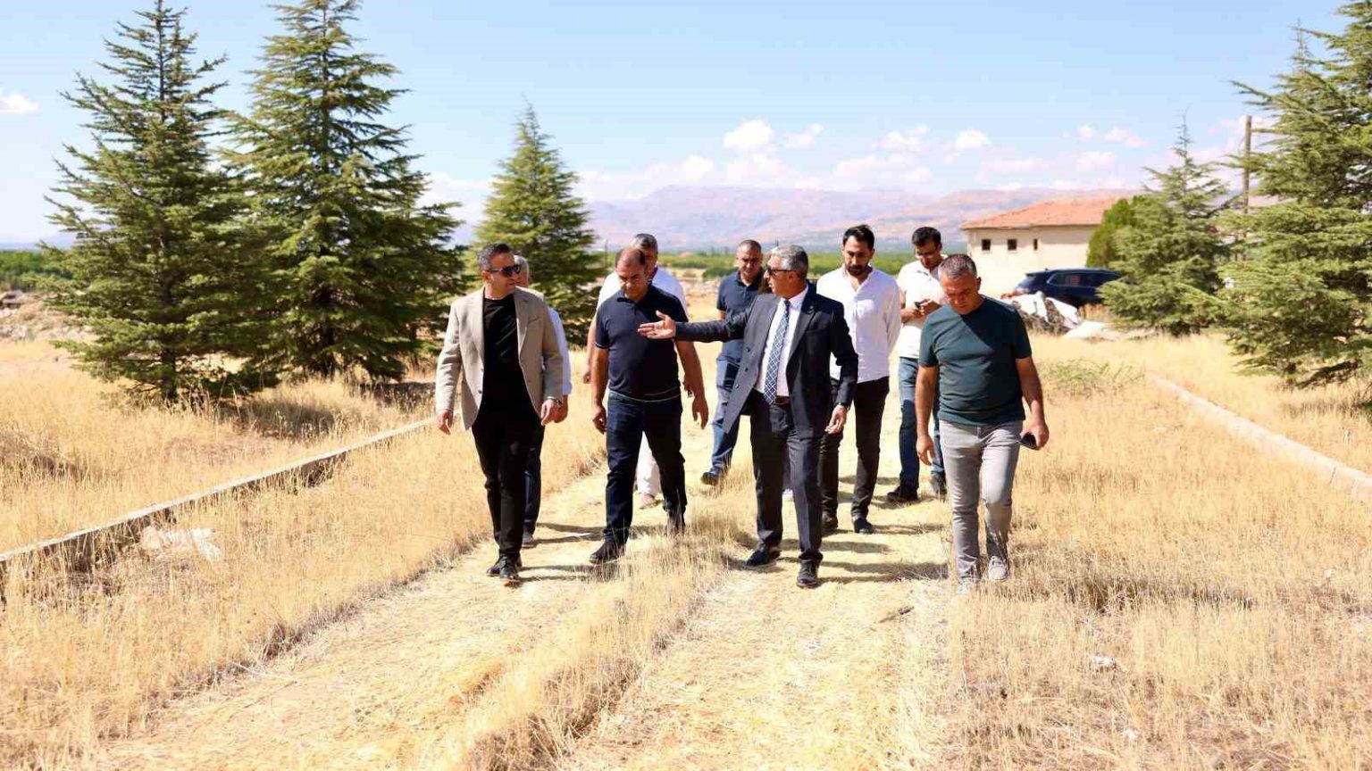 akcadagda-yeni-mezarlik-alani-icin-calismalar-baslatildi