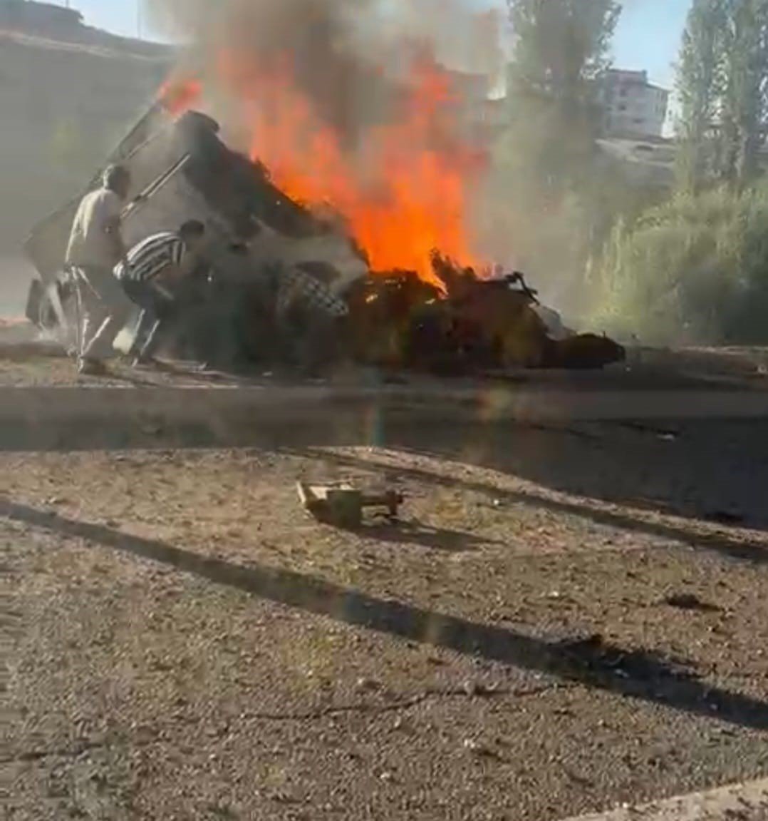 alev-alev-yanan-tirin-surucusunu-vatandaslar-boyle-kurtardi