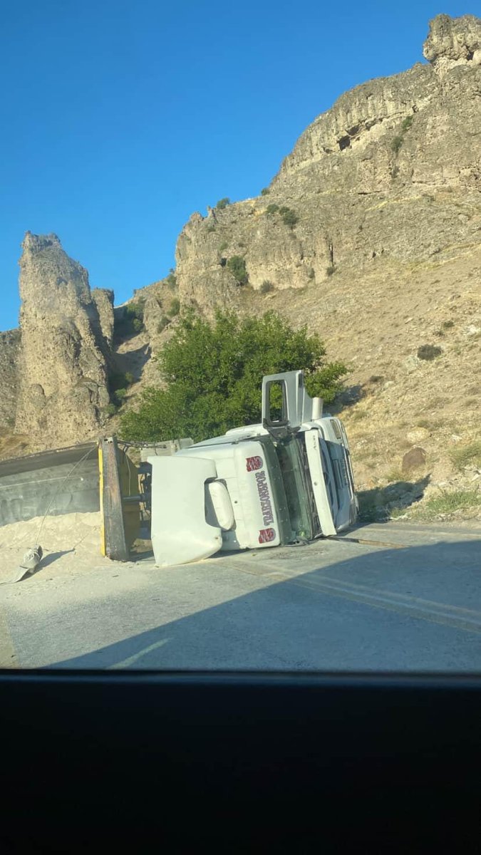 ankarada-kum-yuklu-hafriyat-kamyonu-devrildi