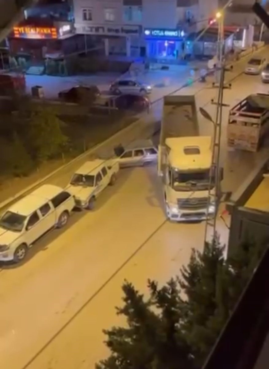 ankarada-park-halindeki-otomobile-carpip-kacan-tir-surucusu-kameraya-yansidi