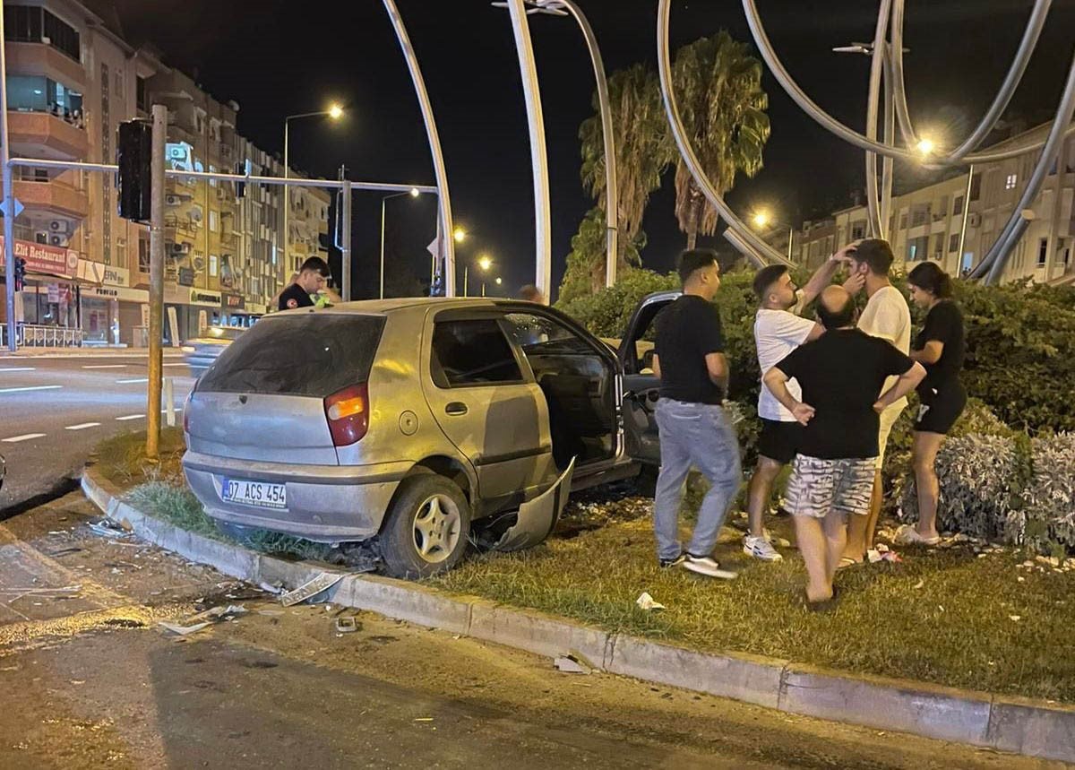 antalyada-otomobille-hafif-ticari-arac-carpisti-2-yarali