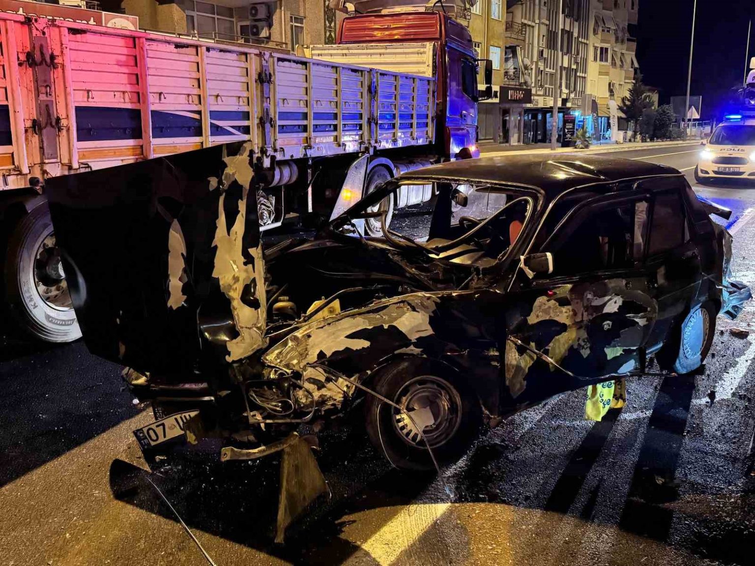 antalyada-tirla-carpisan-otomobil-surucusunden-aci-haber-geldi