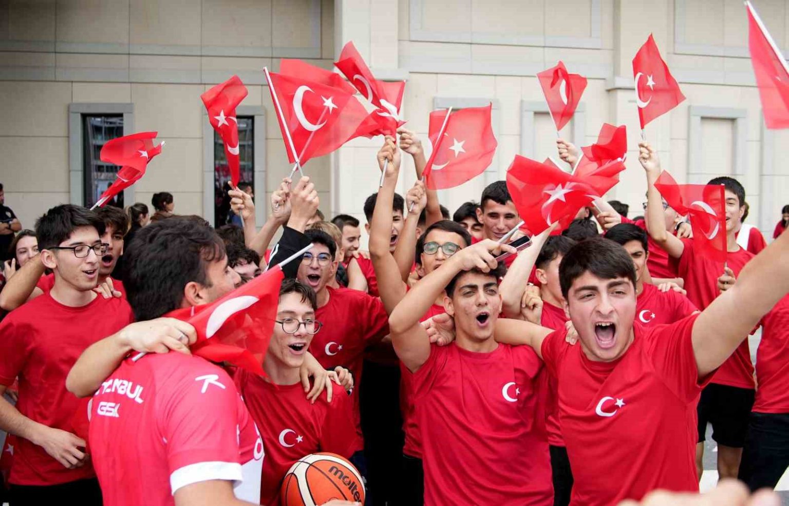 avrupa-ikincisi-a-milli-erkek-basketbol-takimi-turkiyeye-dondu