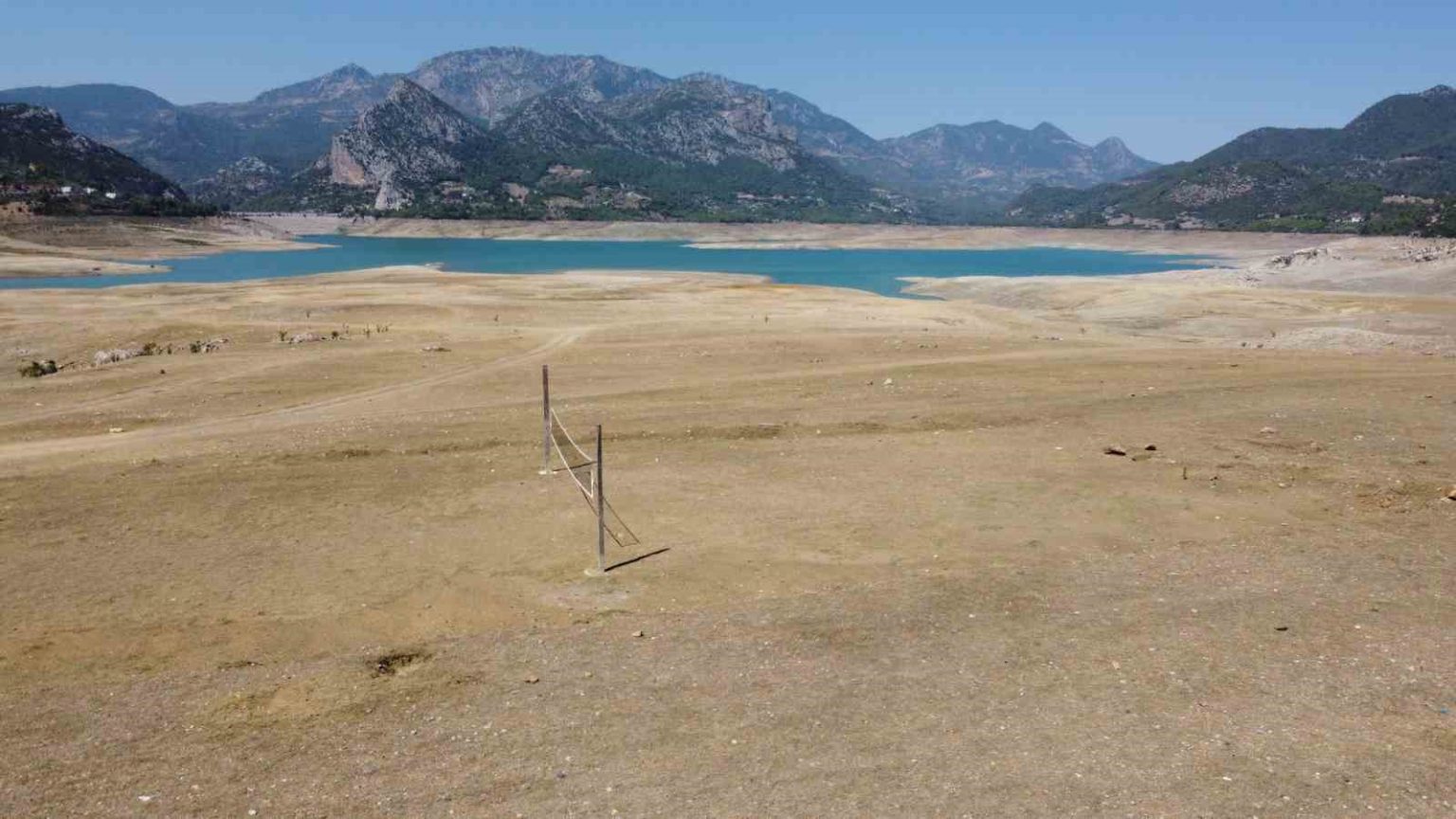 barajda-su-seviyesi-yuzde-10a-dustu-coraklasan-bolgeye-voleybol-diregi-diktiler
