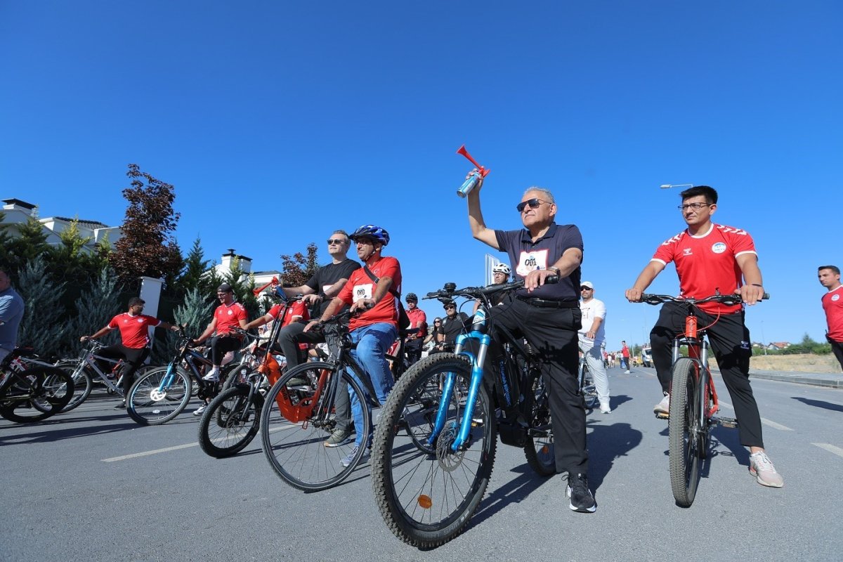 baskan-buyukkilic-3uncu-doktorlar-bisiklet-turunda-pedal-cevirdi
