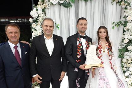 baskan-dilsiz-genc-ciftlerin-mutluluguna-ortak-oldu