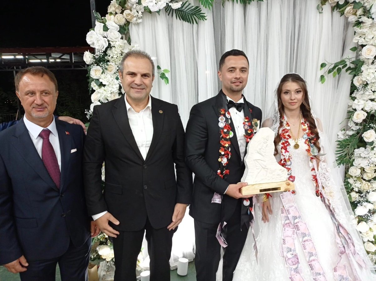 baskan-dilsiz-genc-ciftlerin-mutluluguna-ortak-oldu