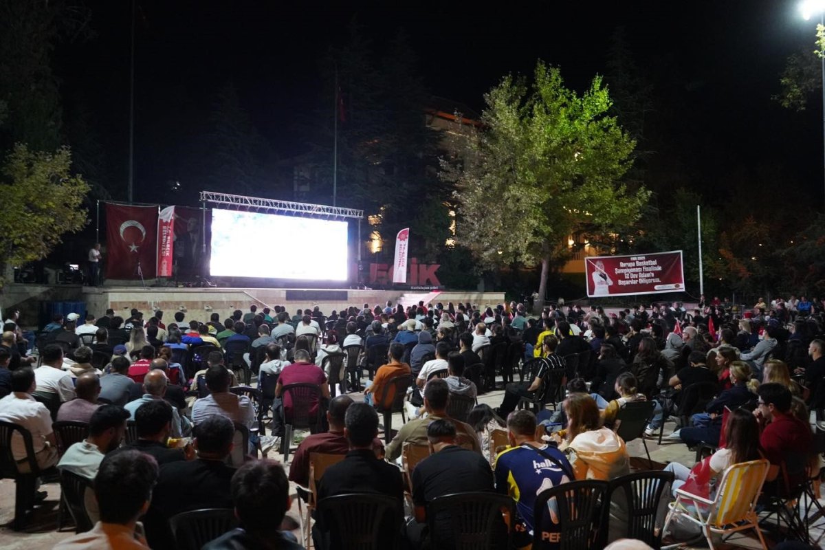 bilecikte-final-heyecani-cumhuriyet-meydaninda-yasandi