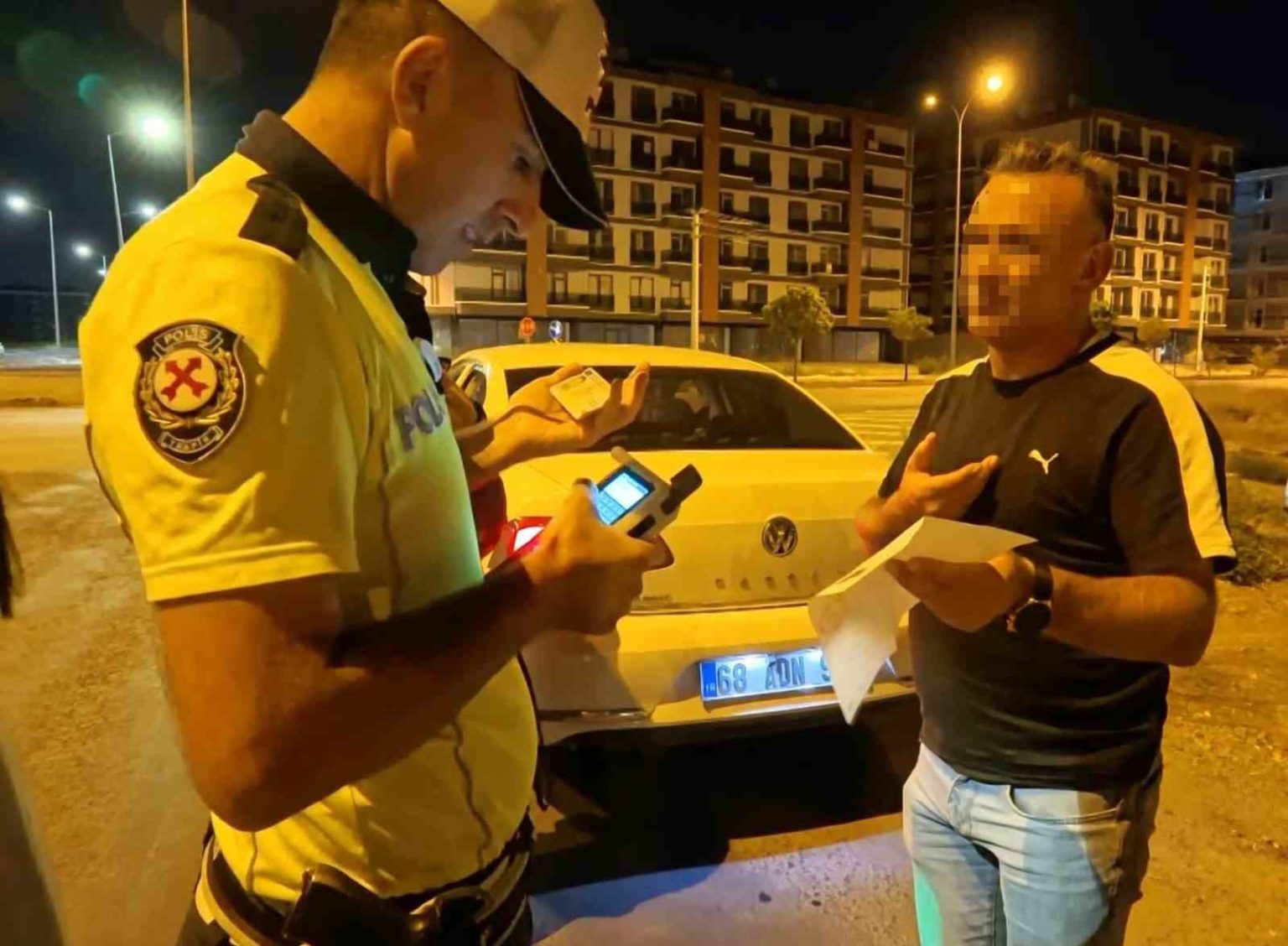 cezaevinden-izinli-cikip-alkollu-halde-cocuklariyla-trafige-cikti-yakalaninca-polise-beddua-yagdirdi