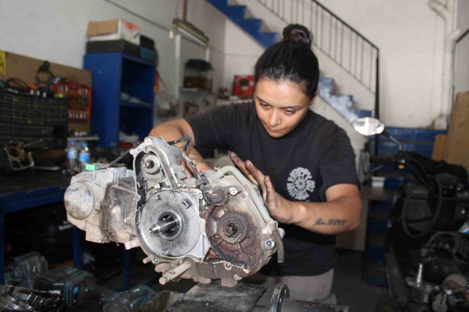 cirak-bulamayan-esine-destek-icin-basladi-motor-ustasi-oldu