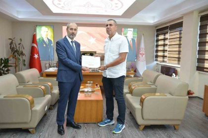 dinarda-en-fazla-kanser-taramasi-yapan-saglik-personeli-odullendirildi