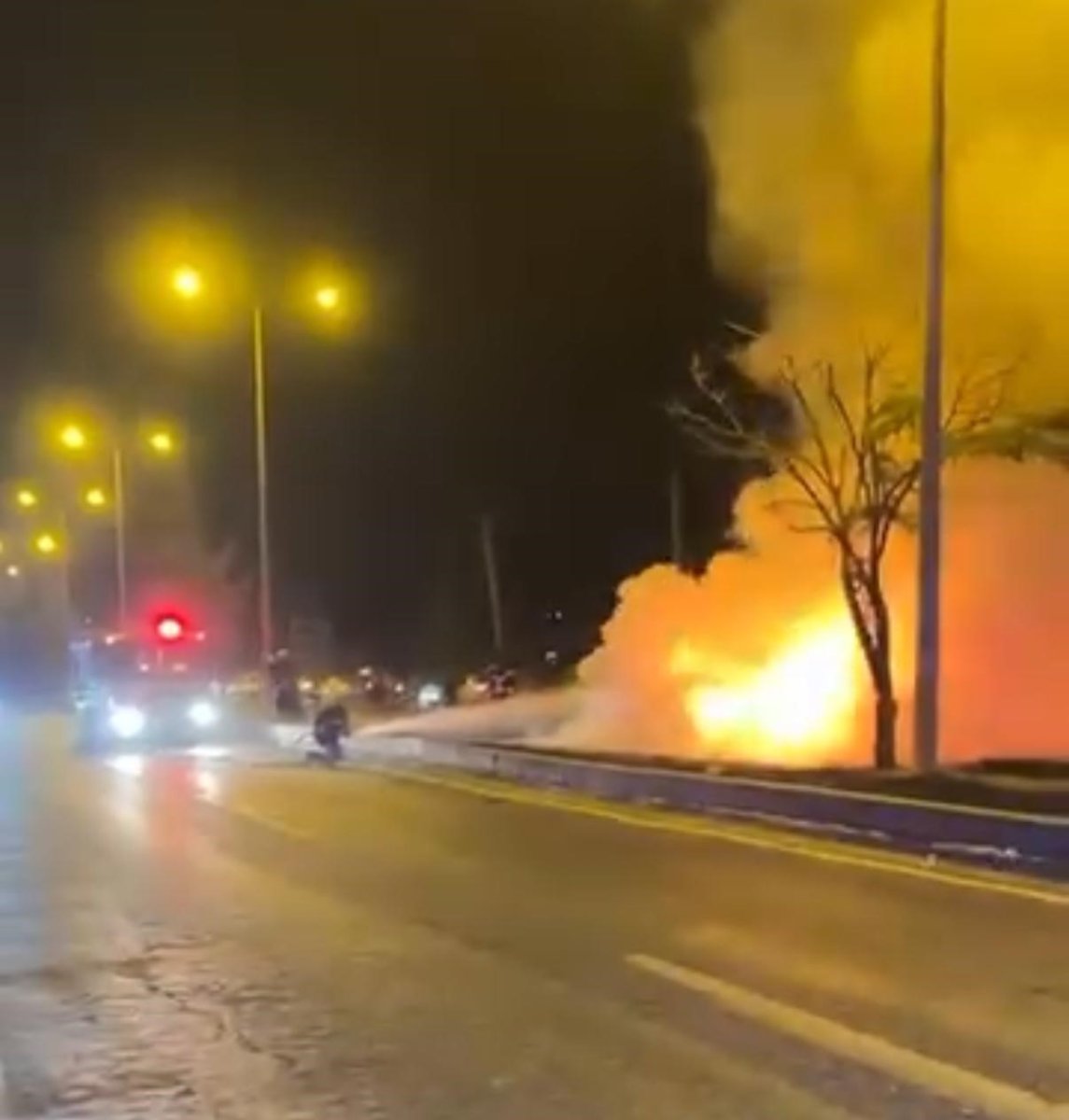 diyarbakirda-alevlere-teslim-olan-otomobilin-surucusu-yaralandi