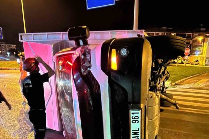 edremitte-kavsaga-kontrolsuz-giris-kazaya-neden-oldu-kamyonet-devrildi