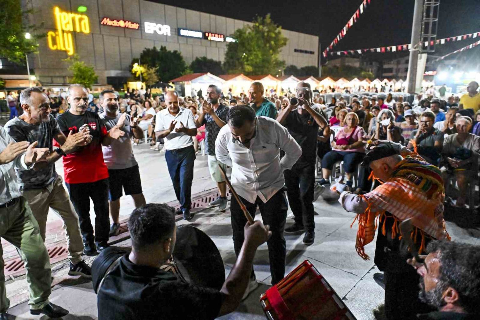 en-fazla-baklavayi-yemek-icin-kiyasiya-yaristilar