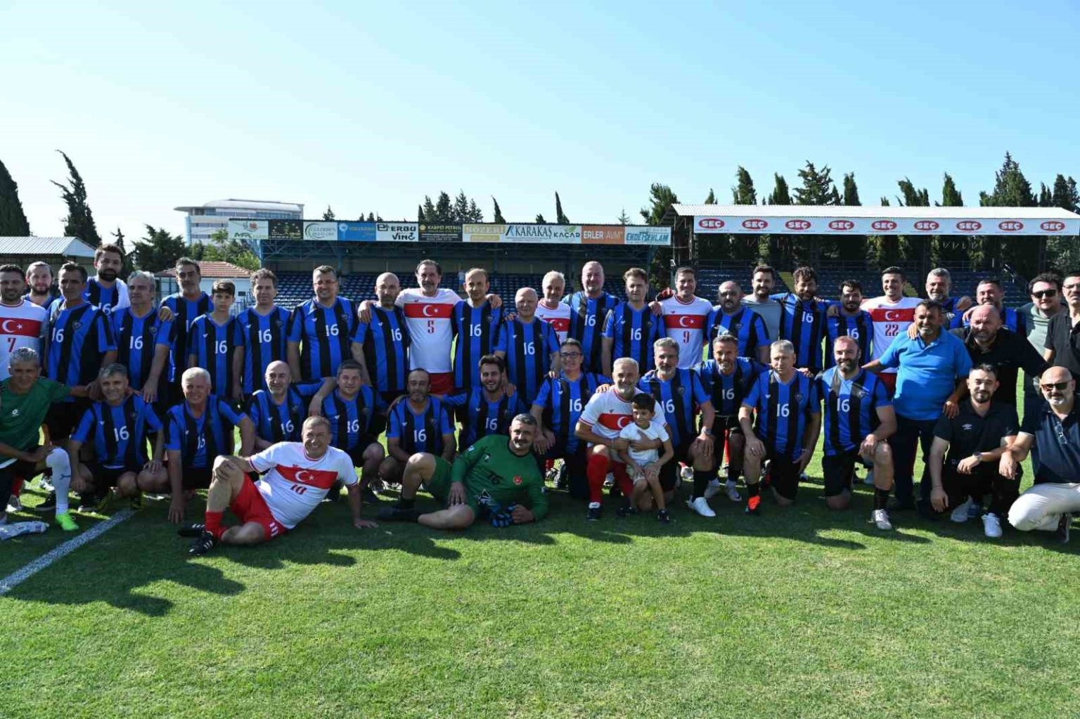 futbolun-efsaneleri-karacabey-icin-sahaya-cikti