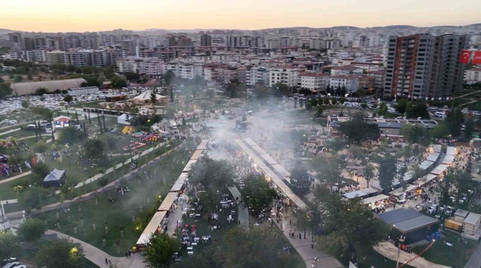 gastroantepte-kebap-stantlarinin-onunde-kuyruk-olustu-dumandan-goz-gozu-gormedi