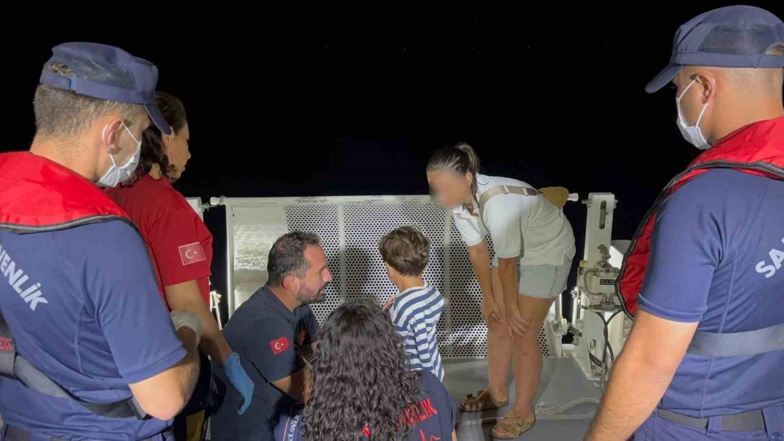 gezi-teknesinde-yaralanan-cocuk-icin-tibbi-tahliye