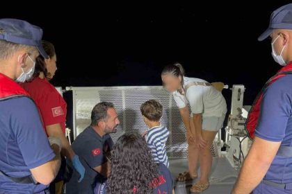 gezi-teknesinde-yaralanan-cocuk-icin-tibbi-tahliye