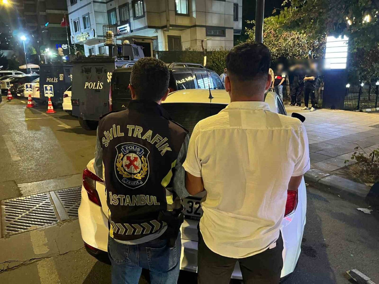 istanbulda-tek-teker-ustunde-yolculuk-yapan-4-motosikletli-kamerada-93-bin-525-bin-tl-ceza