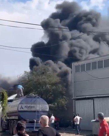 izmirde-lastik-tamircisinde-yangin-kontrol-altinda