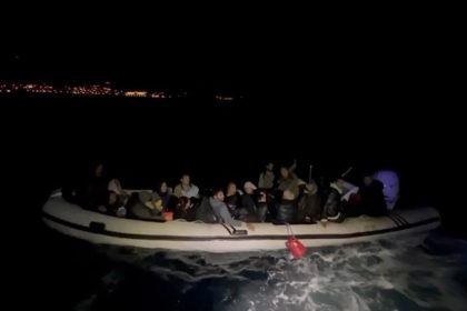 izmirde-suruklenen-lastik-bottaki-33-duzensiz-gocmen-kurtarildi