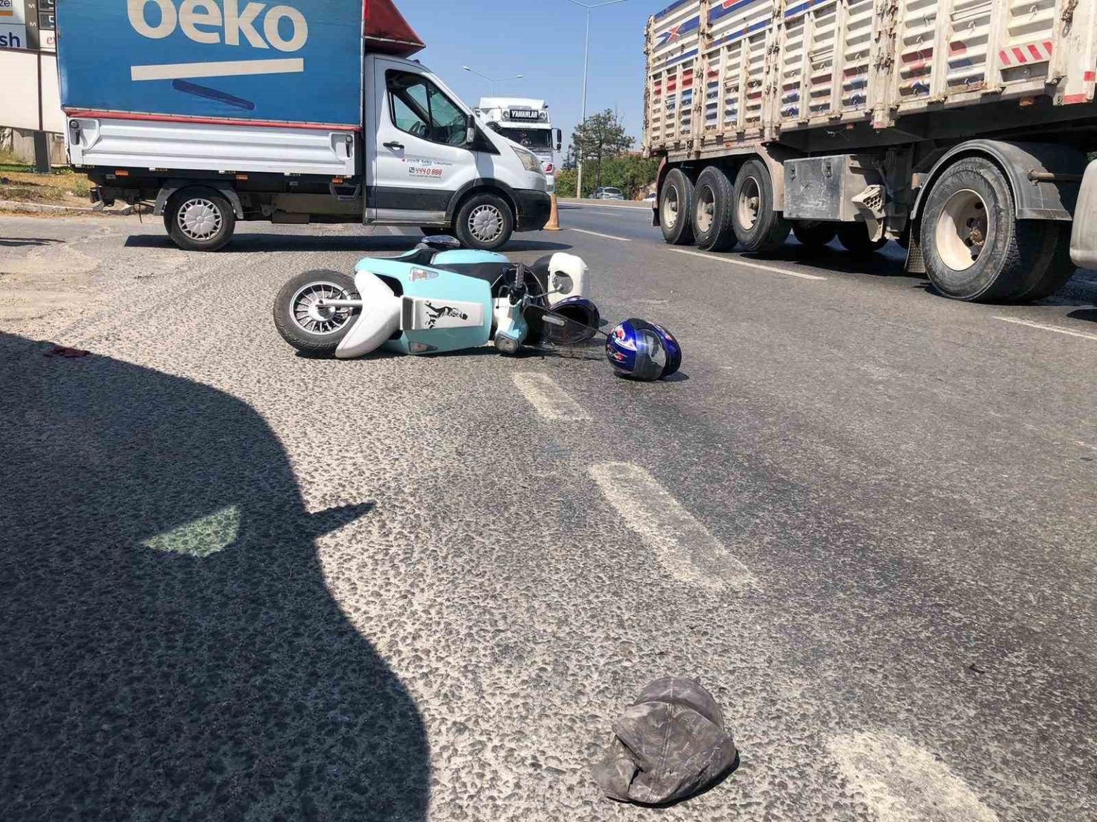 kamyonetle-carpismamak-icin-manevra-yapan-motosiklet-devrildi-2-kisi-yaralandi