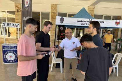 karabukte-polisler-universite-ogrencilerini-bilgilendiriyor