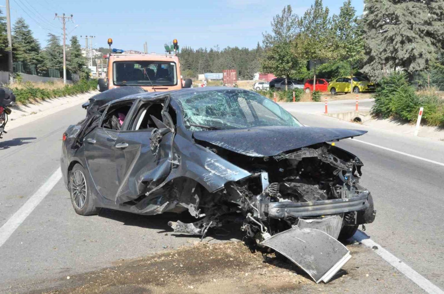 kesanda-beton-yukseltiye-carpan-otomobilin-surucusu-yaralandi