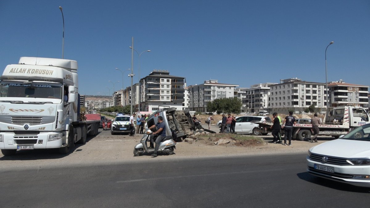 kiliste-otomobil-ile-hafif-ticari-arac-carpisti-3-yarali