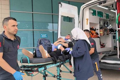 kontrolden-cikan-otomobil-demir-bahce-kapisina-carpti-2si-cocuk-4-kisi-yaralandi