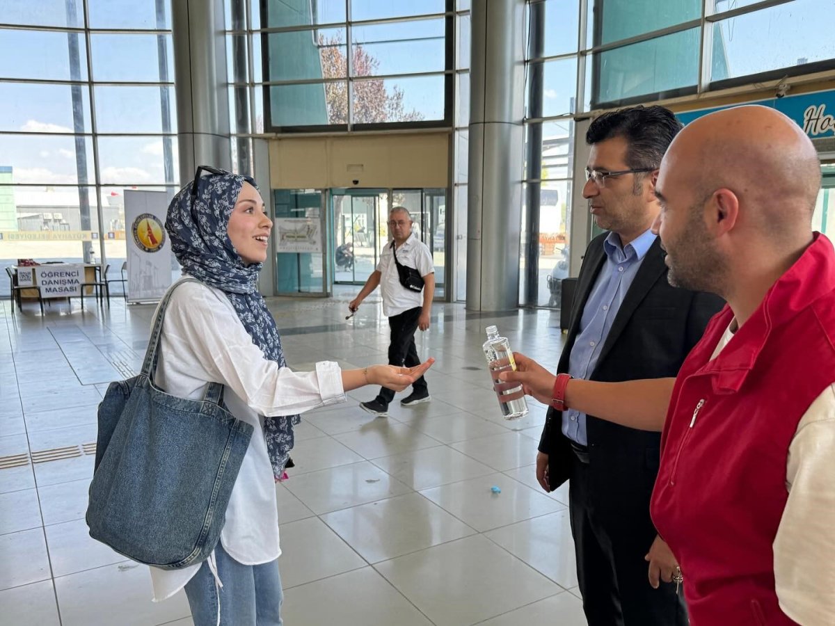 kutahyaya-gelen-universite-ogrencilerine-otogarda-sicak-karsilama