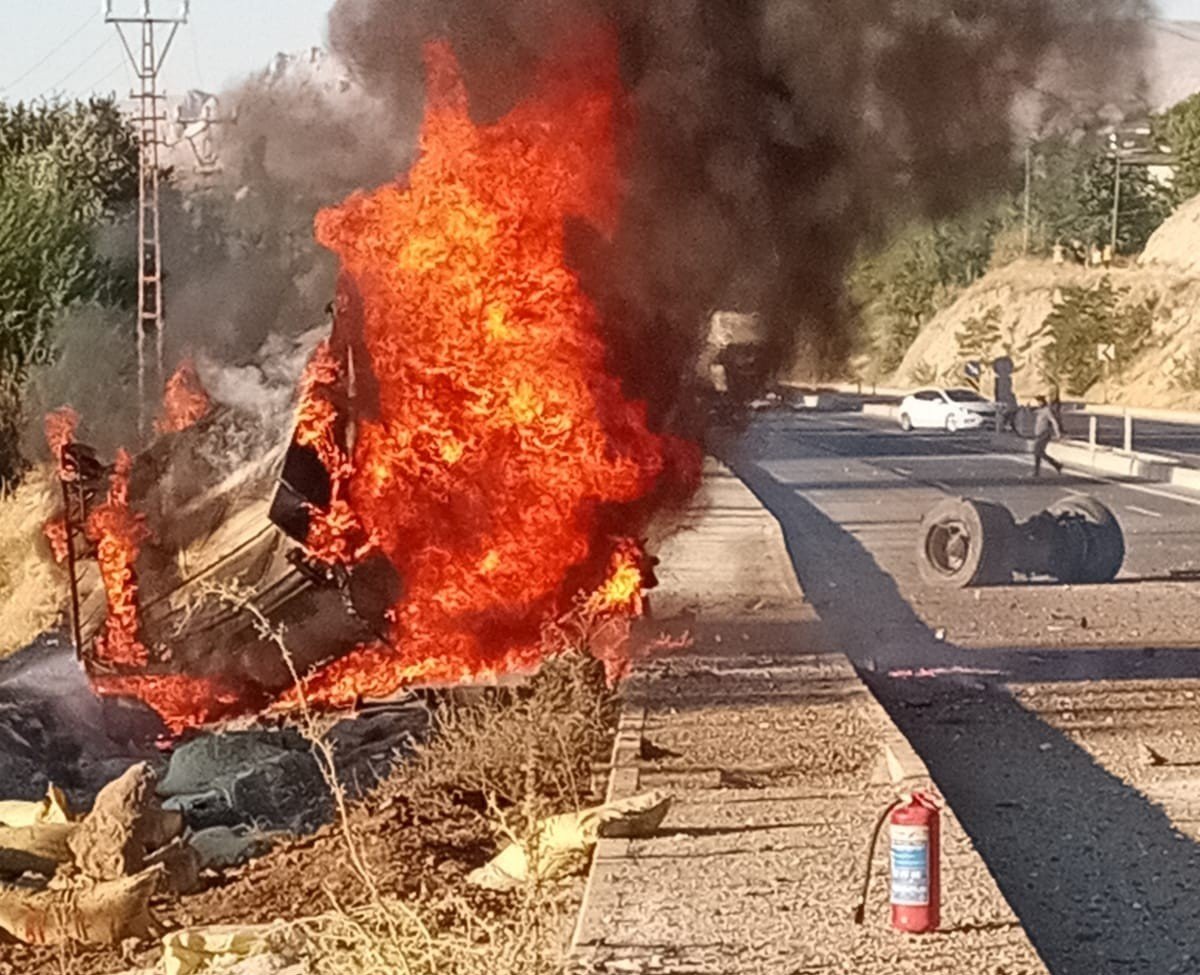 malatyada-otobus-ile-carpisan-tir-devrilip-alev-alev-yandi-1-yarali