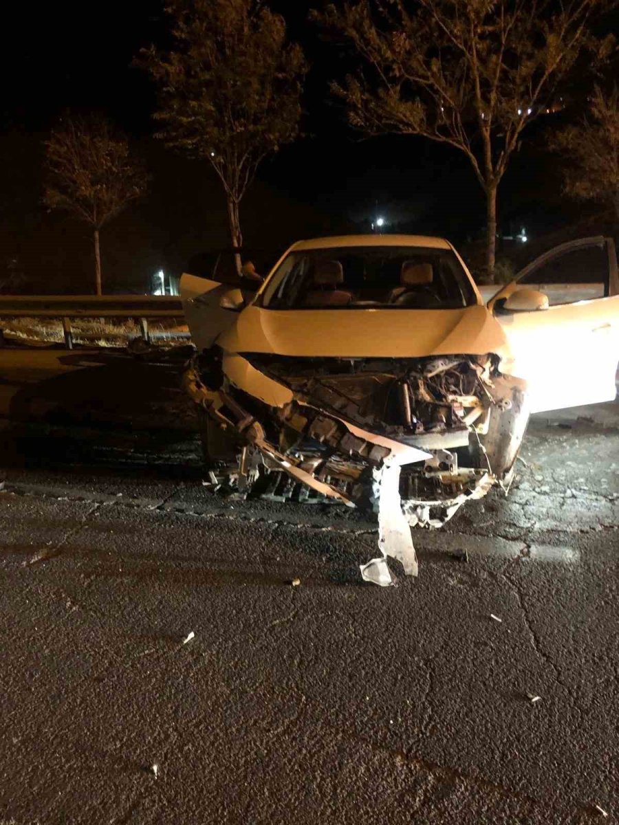 mardinde-otomobil-demir-bariyerlere-carpti-1-yarali