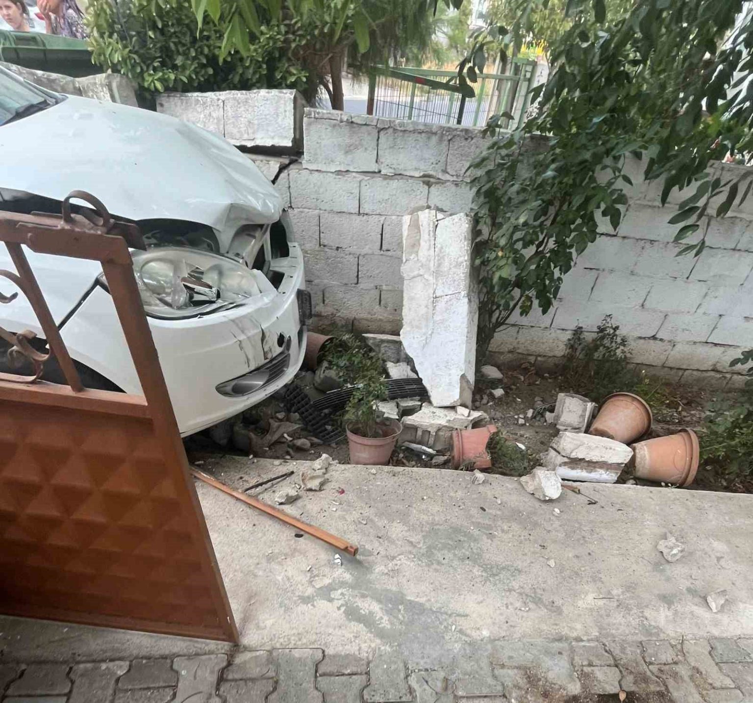muratlida-otomobil-bahce-duvarina-carpti