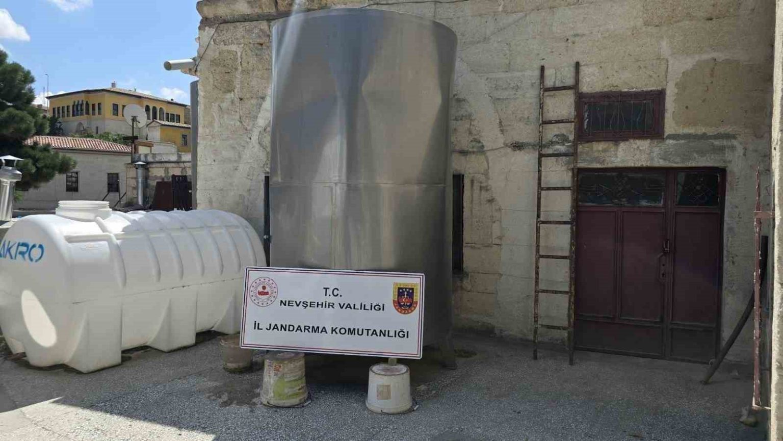 nevsehirde-8-bin-litre-sahte-icki-ele-gecirildi