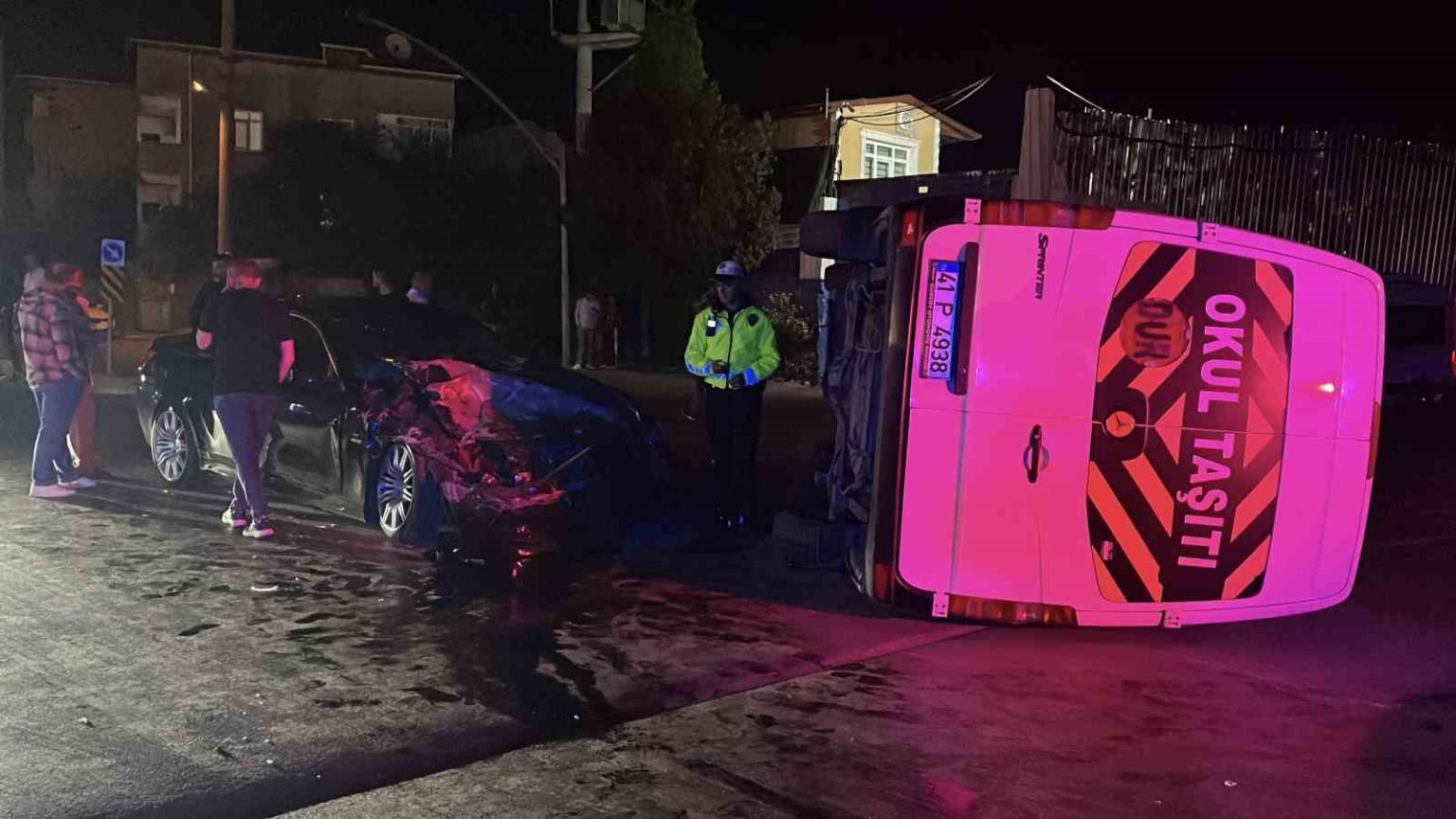 otomobil-ile-carpisan-servis-minibusu-devrildi-1-yarali