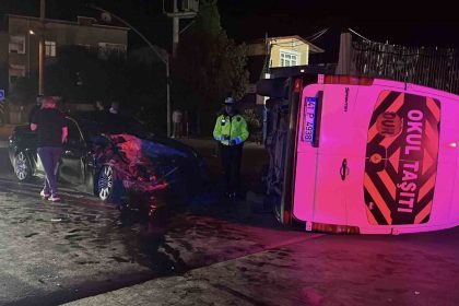 otomobil-ile-carpisan-servis-minibusu-devrildi-1-yarali
