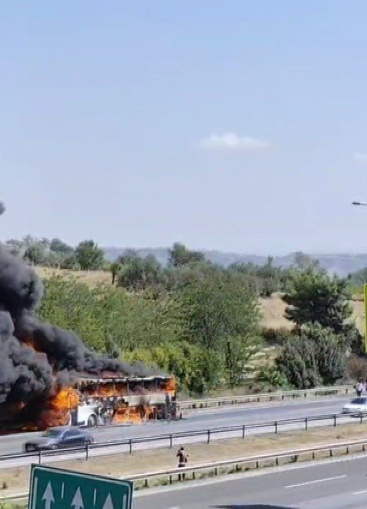 otoyolda-yolcu-otobusu-alev-alev-yandi