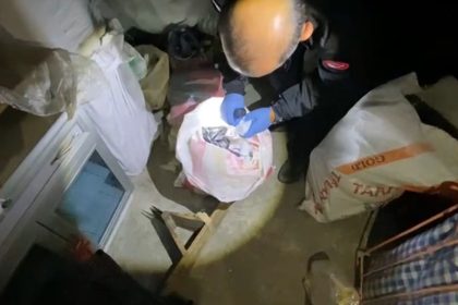 polis-cati-katindaki-cuvallarda-15-bin-uyusturucu-hap-ele-gecirdi
