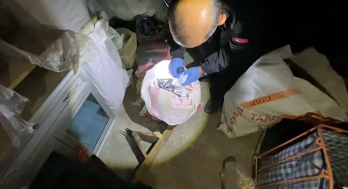 polis-cati-katindaki-cuvallarda-15-bin-uyusturucu-hap-ele-gecirdi