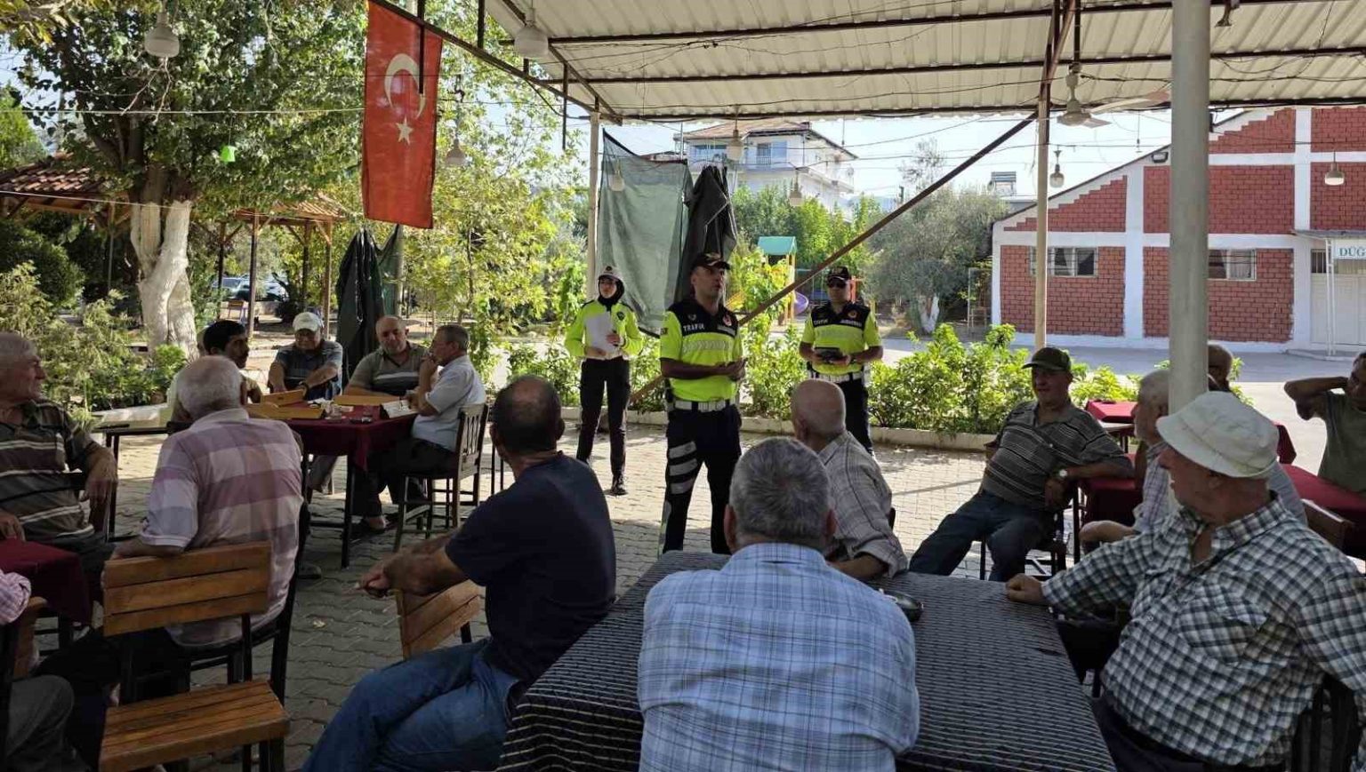 salihlide-polis-ve-jandarmadan-vatandaslara-trafik-egitimi