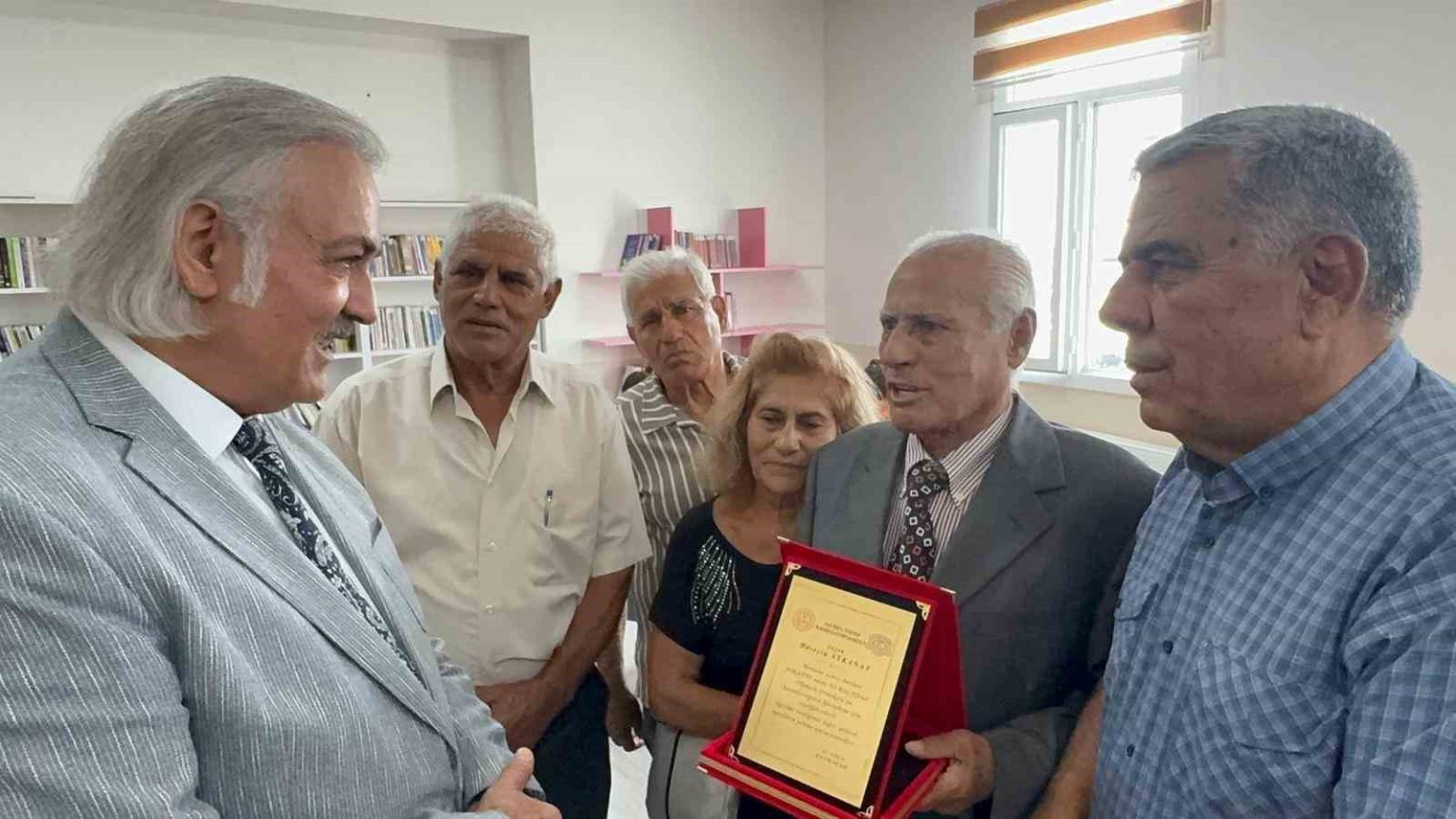 sokeli-hayirsever-esinin-ismini-okul-kutuphanesinde-yasatacak
