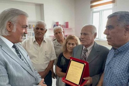 sokeli-hayirsever-esinin-ismini-okul-kutuphanesinde-yasatacak