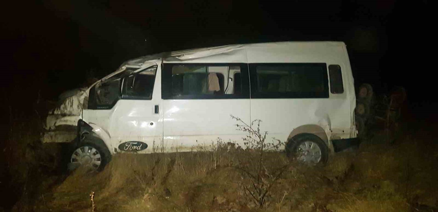 surucusunun-kontrolunden-cikan-midibus-tarlaya-uctu-1-yarali