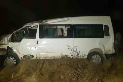 surucusunun-kontrolunden-cikan-midibus-tarlaya-uctu-1-yarali