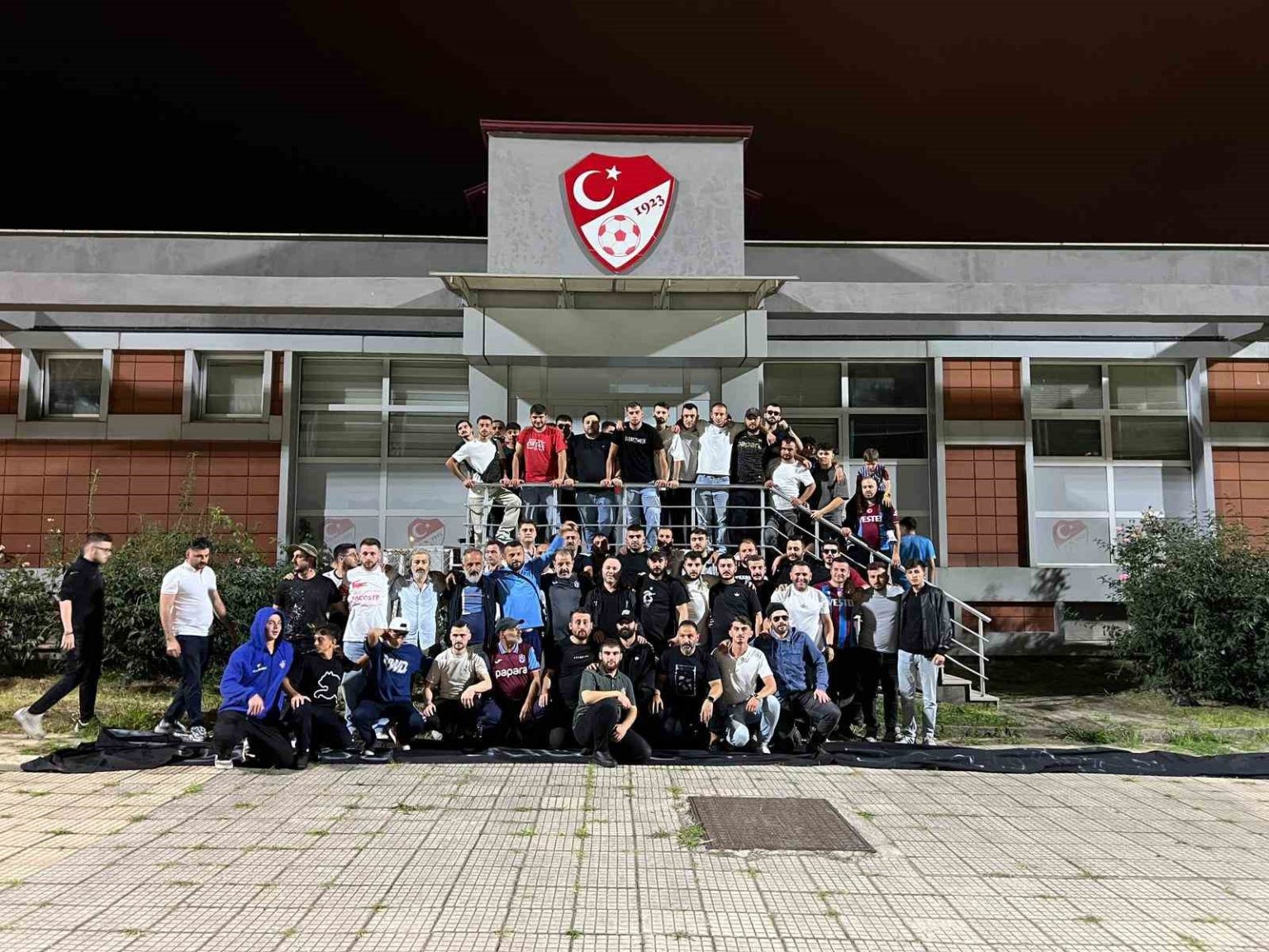 trabzonspor-taraftarlari-tffye-tepki-gosterdi