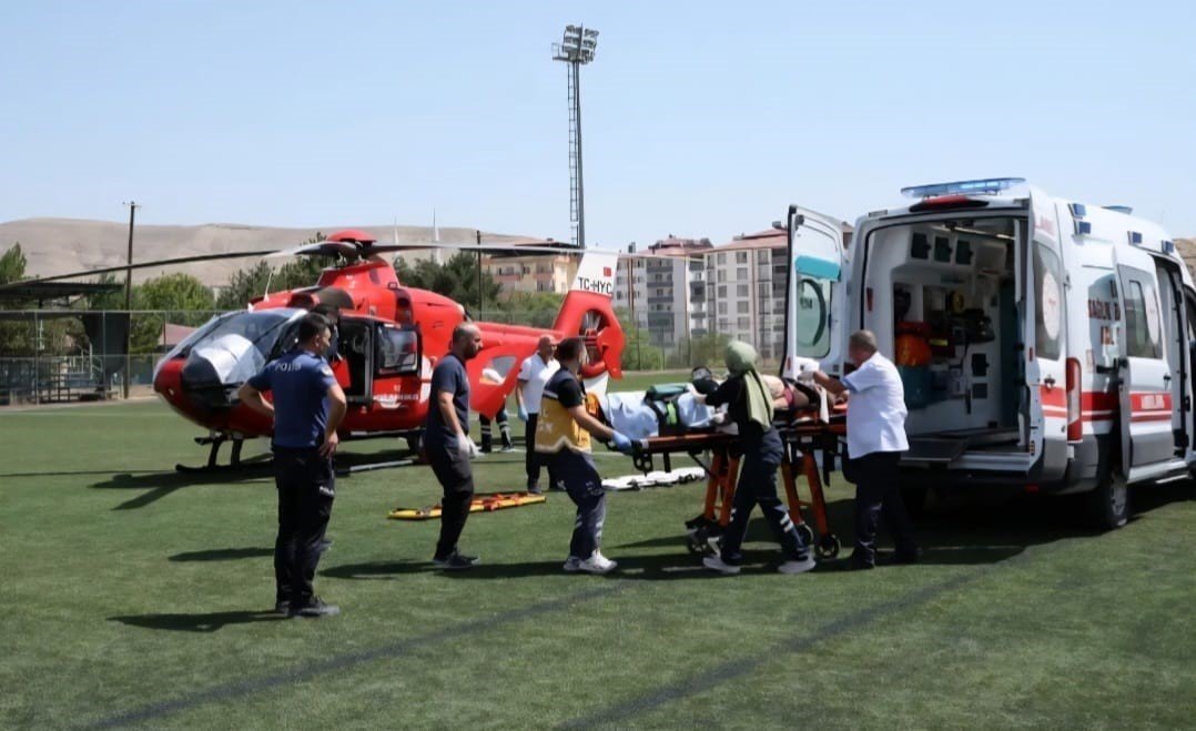 traktorden-dusen-sahis-ambulans-helikopterle-hastaneye-sevk-edildi