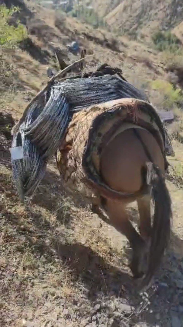 uluderede-zorlu-kaya-islahi-malzemeler-katirlarla-zirveye-tasiniyor