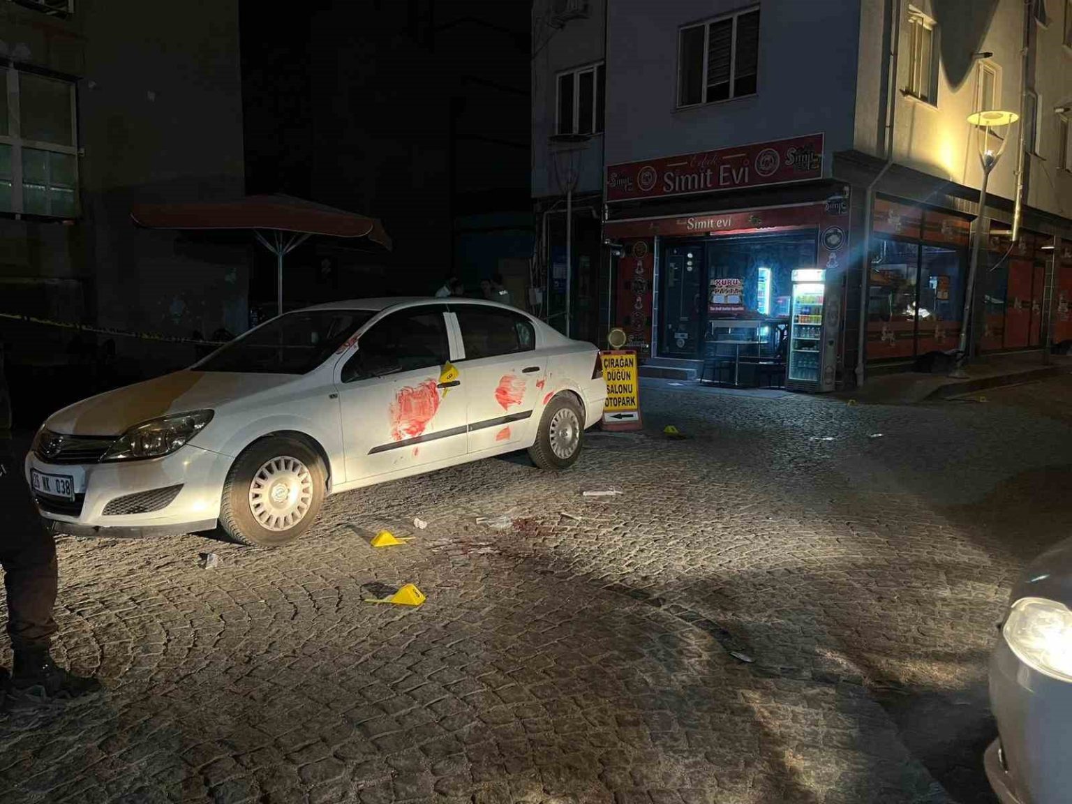 yan-baktin-diyerek-kuryeyi-bicaklayip-kactilar